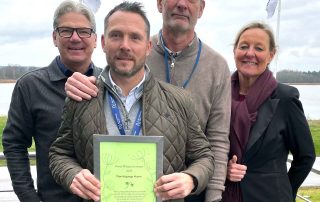 Henrik Åkerström, Daniel Andersson, Hans Karlsson och Michael Tinnerholm visar diplom.