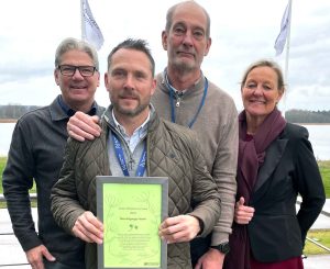 Henrik Åkerström, Daniel Andersson, Hans Karlsson och Michael Tinnerholm visar diplom.