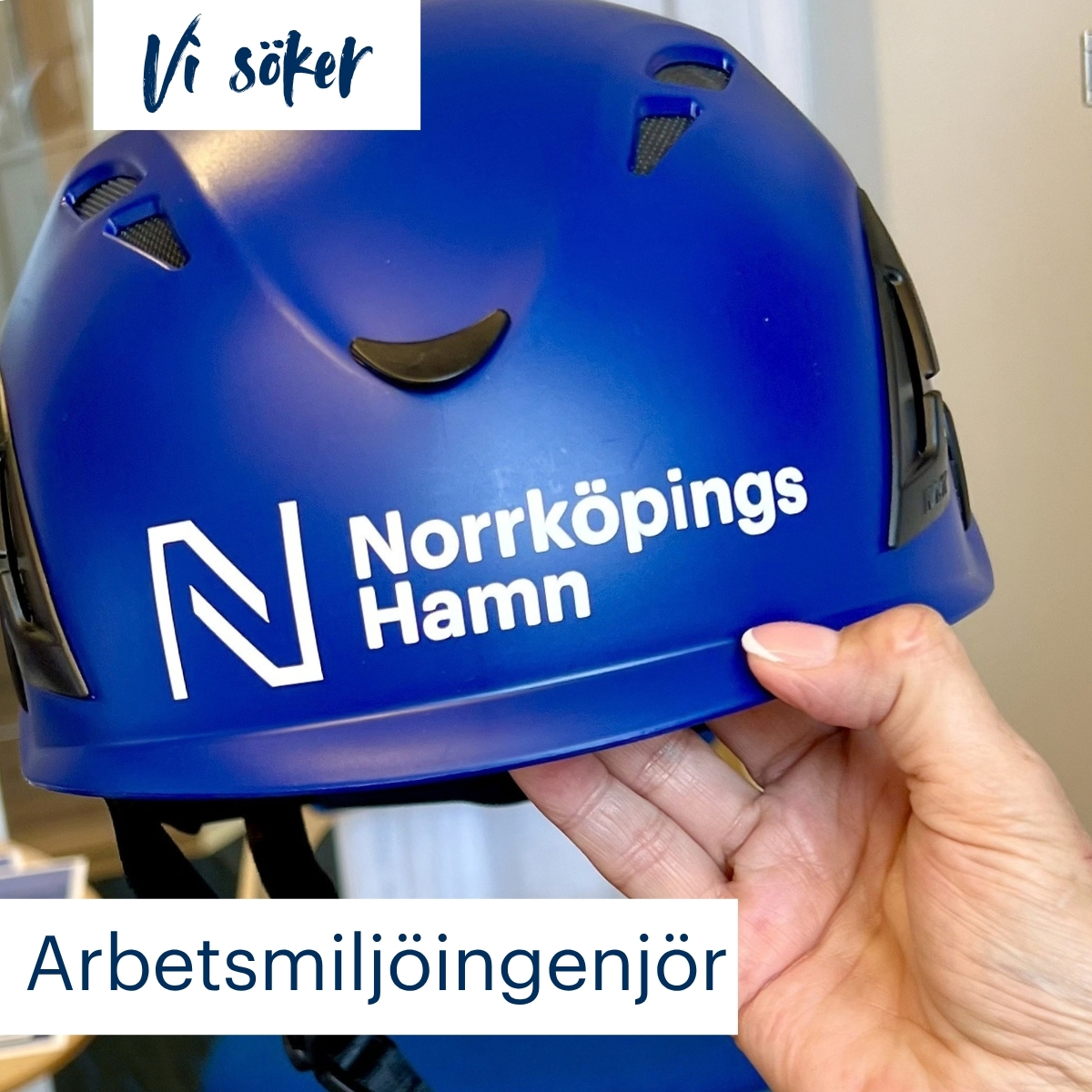 Arbetsmiljöingengör En marinblå skyddshjälm med norrköpings hamns logotyp