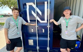 Neo Franzten och Jesper Björling framför blå container.