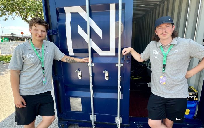 Neo Franzten och Jesper Björling framför blå container.