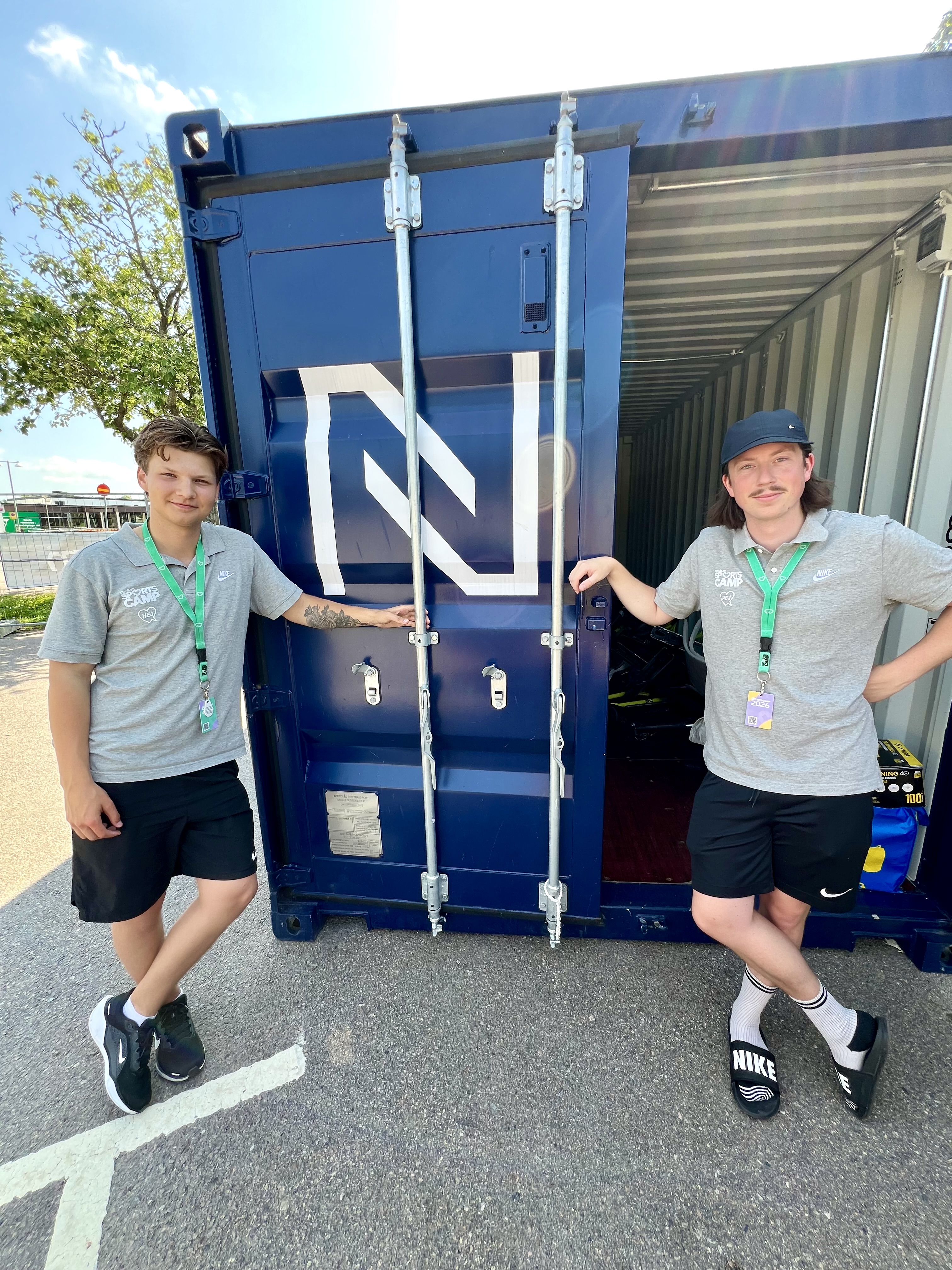 Neo Franzten och Jesper Björling framför blå container.