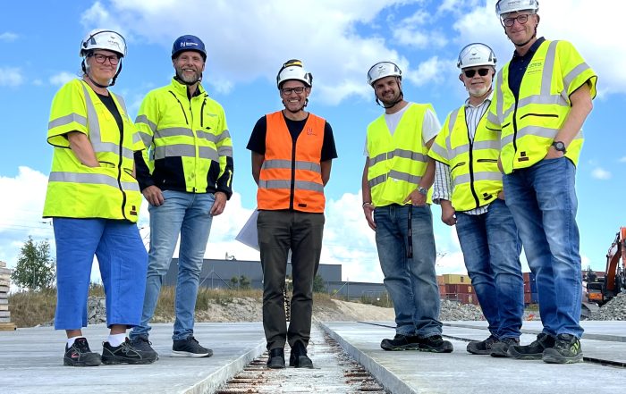 Hitachi Energys transportavdelning träffar projektledare på plats. Terminalyta av betong.