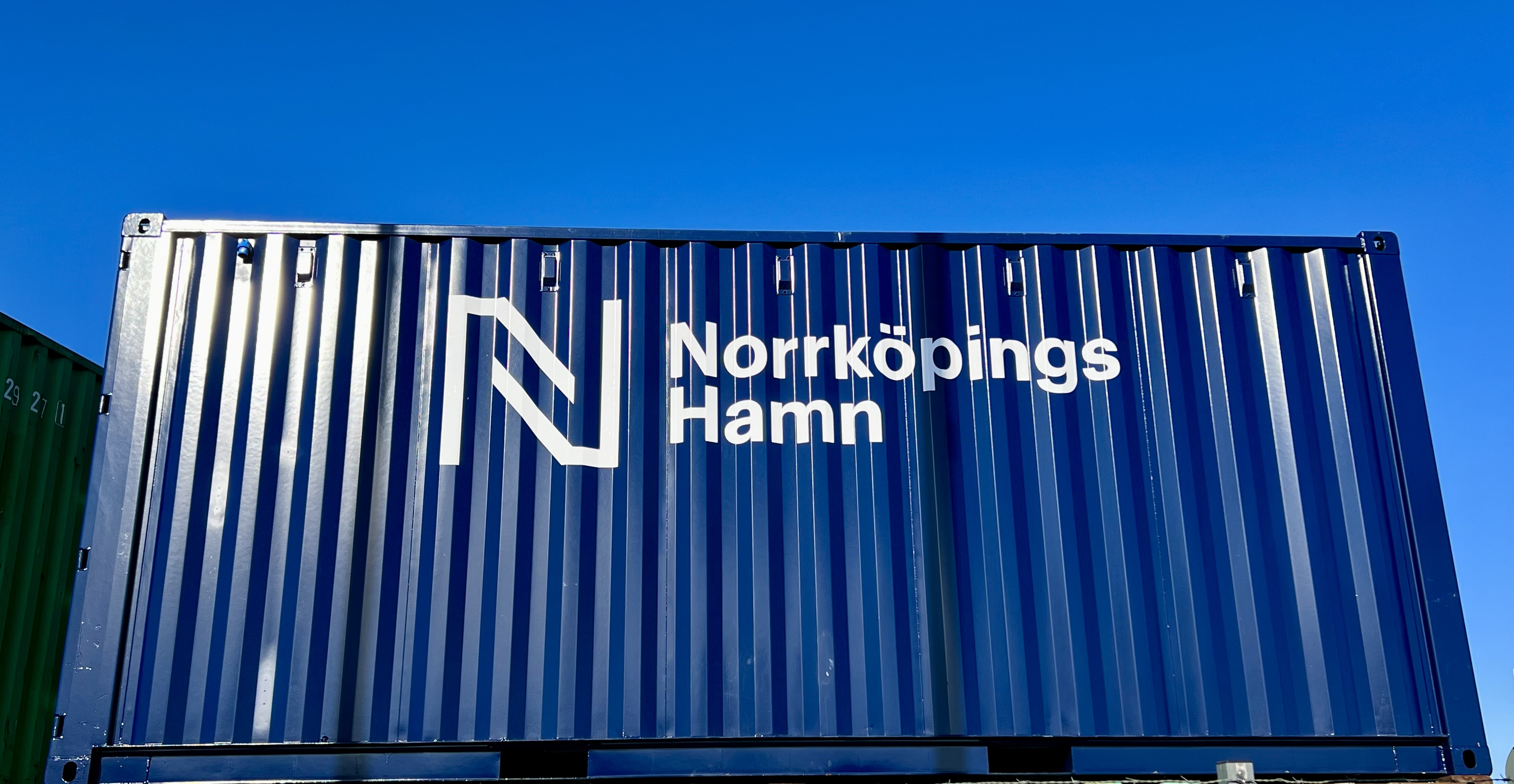 Blå container med vit Norrköpings Hamns logo