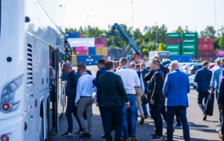 Deltagare kliver ombord på bussen till logistiksafari.