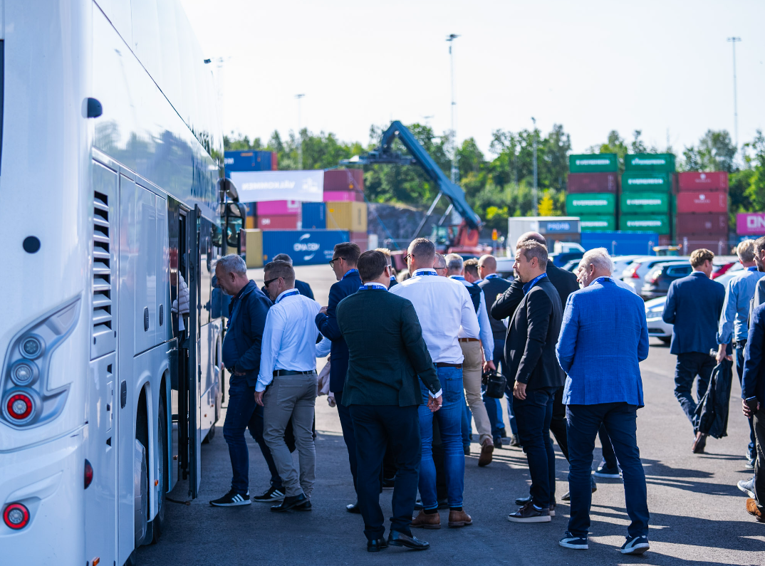 Deltagare kliver ombord på bussen till logistiksafari.