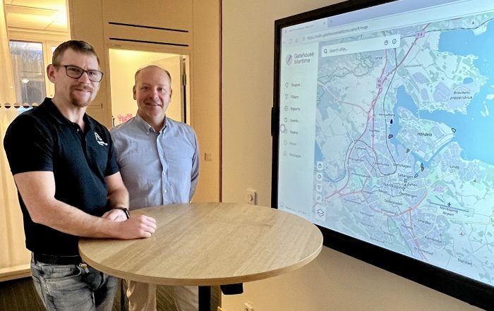 Rickard Stensson, Digitaliseringsansvarig och Joakim Pettersson, Hamnkapten framför bildskärm som visar karta över hamnområdet.