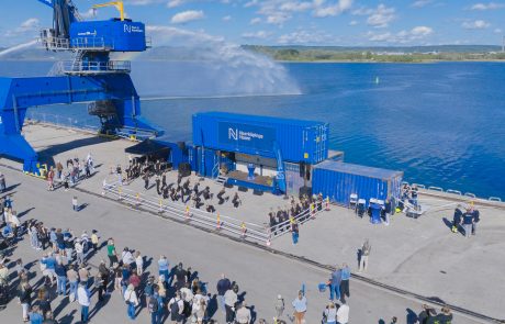 Drönarvy över kajen med scen och publikhav