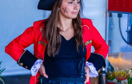 Ung kvinna klädd som pirat.