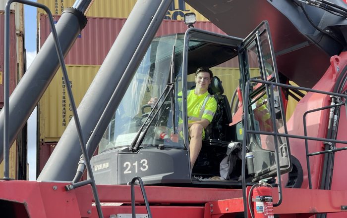 Lukas, sommarjobbare, sitter i en stor containertruck.